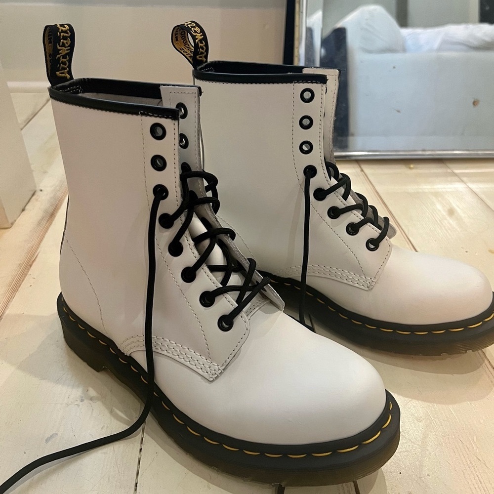 1460 WOMEN'S SMOOTH LEATHER LACE UP BOOTS